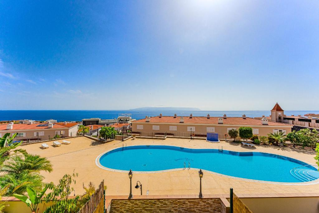 an overhead view of a swimming pool with the ocean in the background at Spacious Ocean View Family Townhouse in Puerto de Santiago