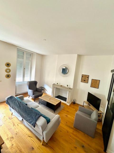 un salon avec un canapé et une table dans l'établissement Elégant T3 aux Chartrons, à Bordeaux