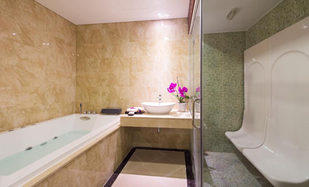 Koupelna v ubytování Grand Tourane Hotel Da Nang
