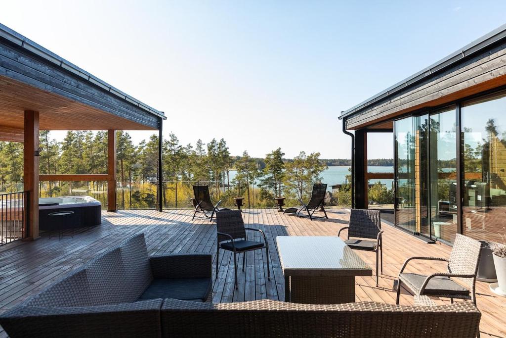 SalmittuにあるStay North - Hirvipolkuのパティオ(椅子、デッキ上のテーブル付)