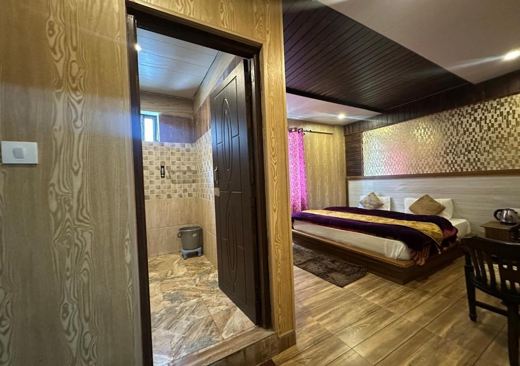 Postel nebo postele na pokoji v ubytování Laxmi Divine Badrinath
