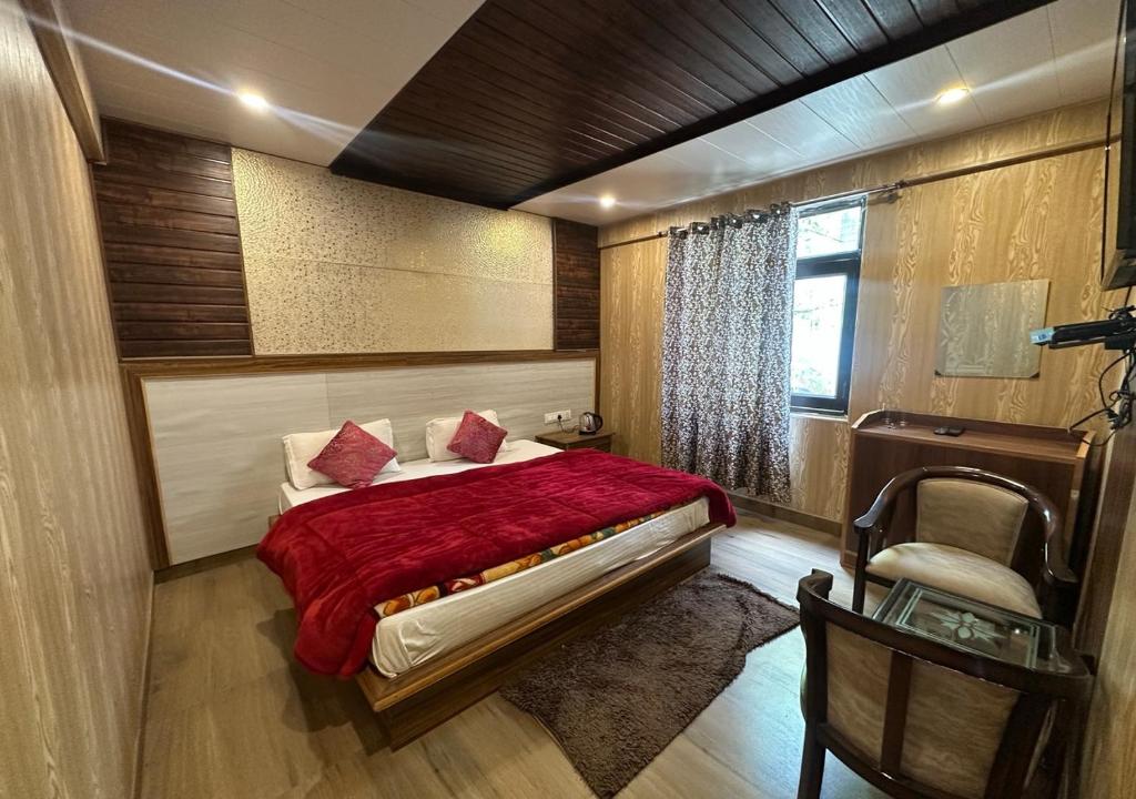 Postel nebo postele na pokoji v ubytování Laxmi Divine Badrinath