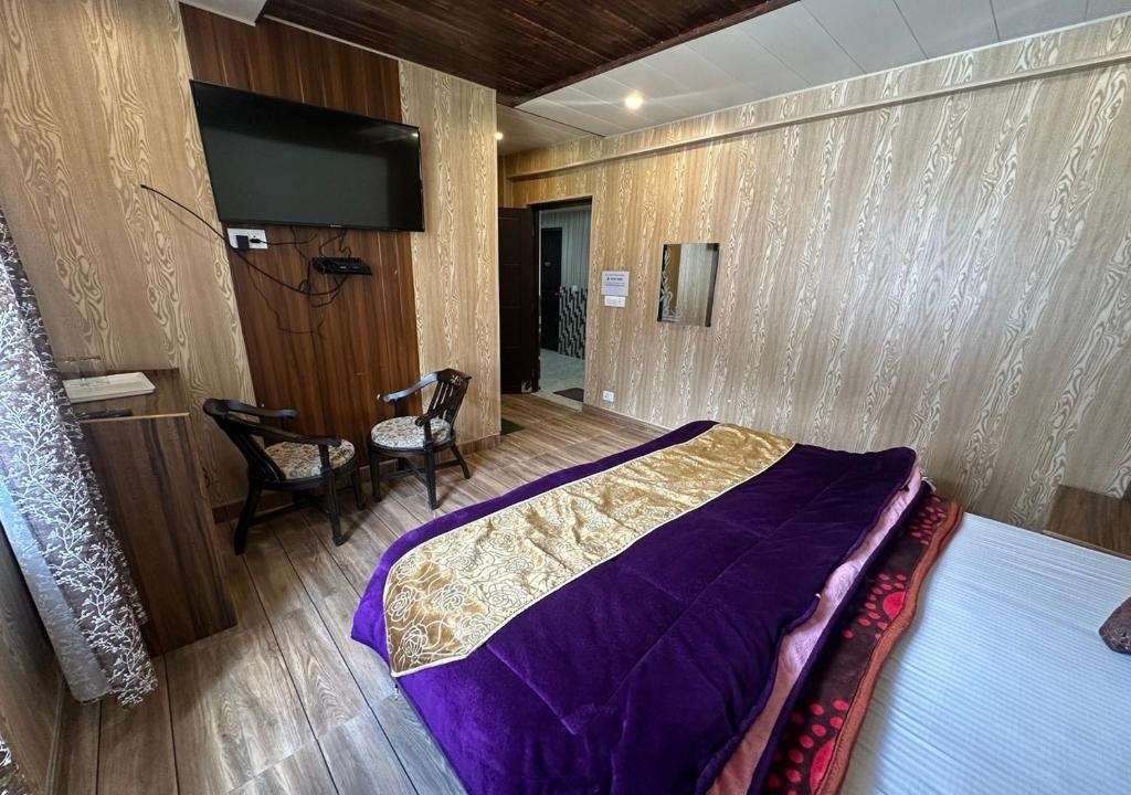 Postel nebo postele na pokoji v ubytování Laxmi Divine Badrinath