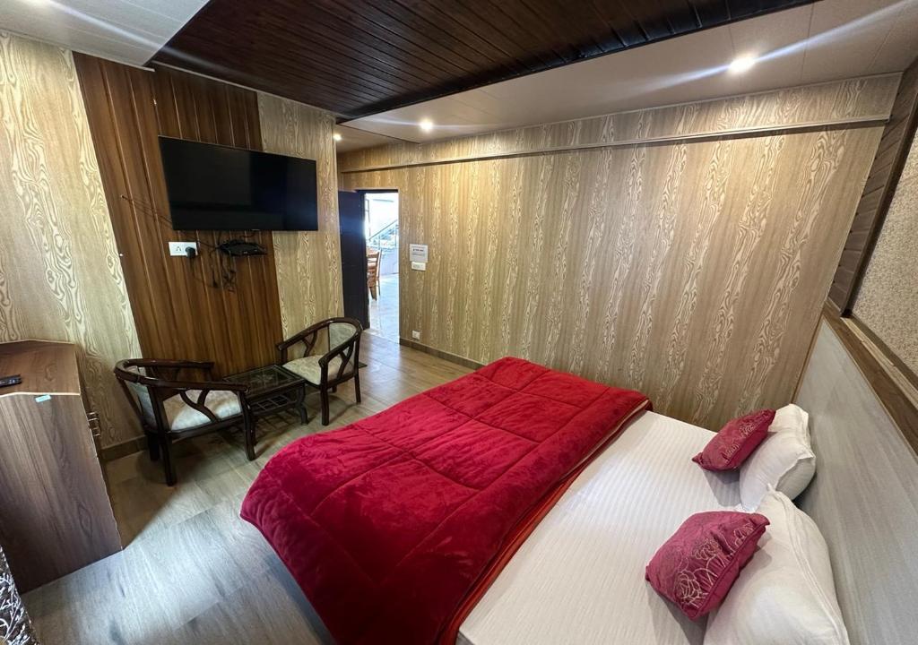 Postel nebo postele na pokoji v ubytování Laxmi Divine Badrinath
