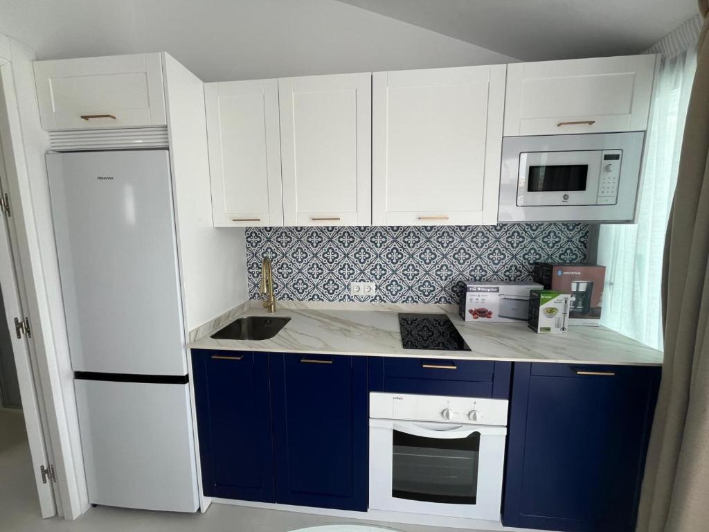 Kuchyň nebo kuchyňský kout v ubytování Estepona - Playa - Villa situada muy cerca del mar