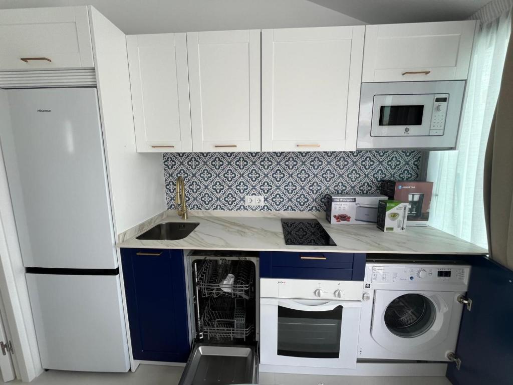 Kuchyň nebo kuchyňský kout v ubytování Estepona - Playa - Villa situada muy cerca del mar