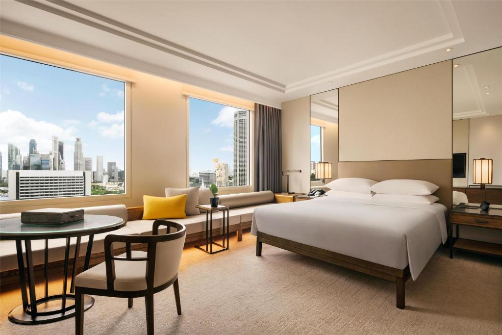 Giường trong phòng chung tại Conrad Singapore Marina Bay