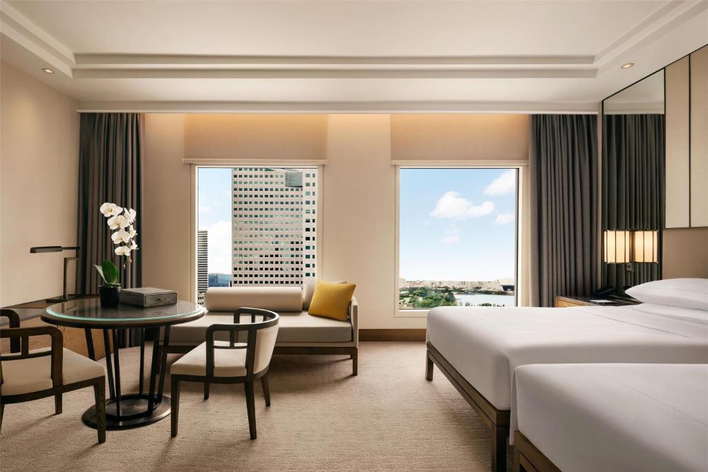 Giường trong phòng chung tại Conrad Singapore Marina Bay