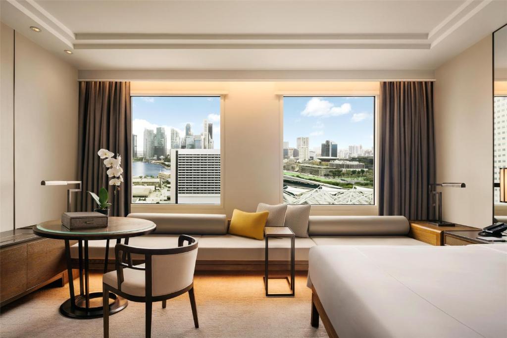 Giường trong phòng chung tại Conrad Singapore Marina Bay