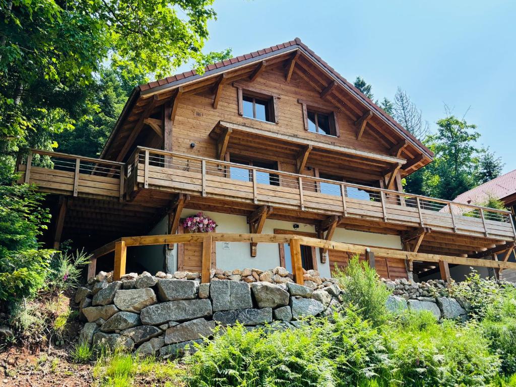 Cette cabane en rondins dispose d'une terrasse couverte et d'un balcon. dans l'établissement Chalet Les Cimes - Sauna - Jacuzzi, à Gérardmer