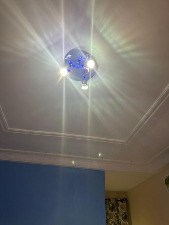 un soffitto con luci su un soffitto bianco di Tapoko residence a Yaoundé