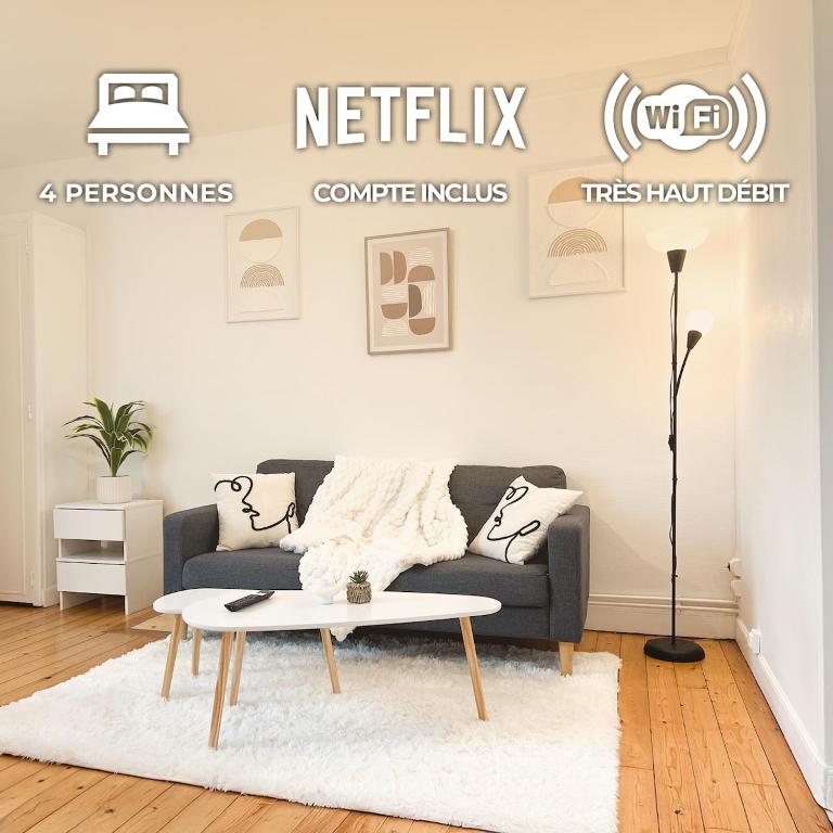 un salon avec un canapé et une table basse dans l'établissement Le Romain - Centre-Ville Gare - Spacieux - Netflix, à Reims