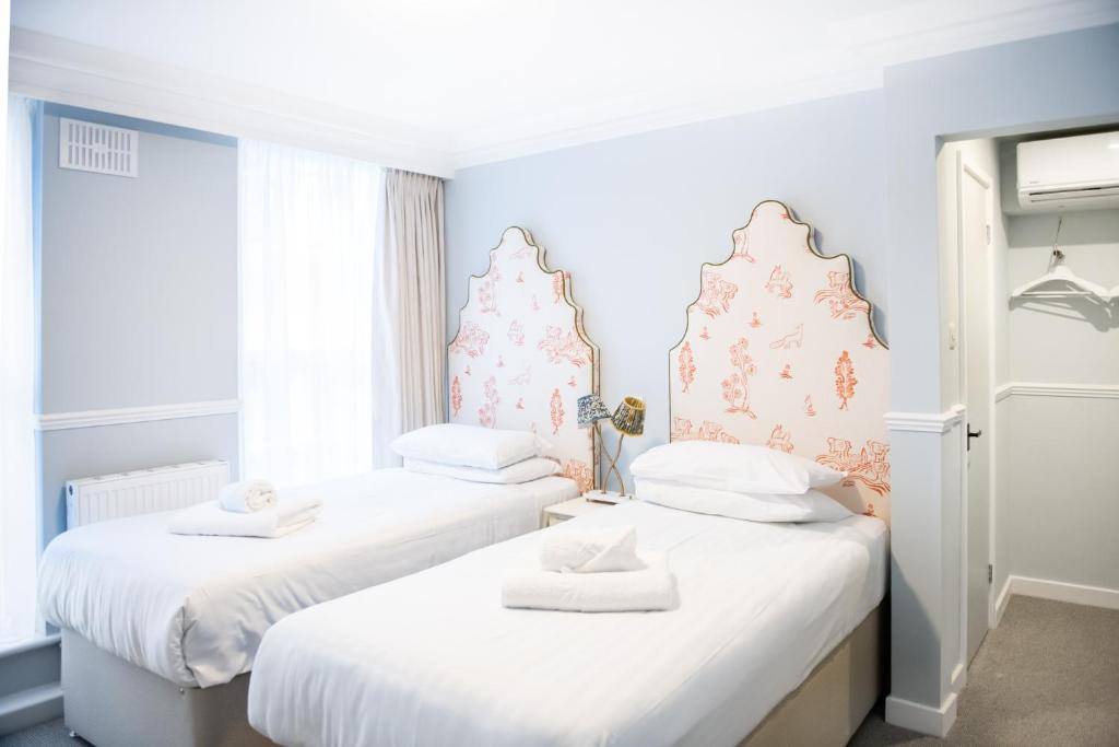 Postel nebo postele na pokoji v ubytování Americana Hotel