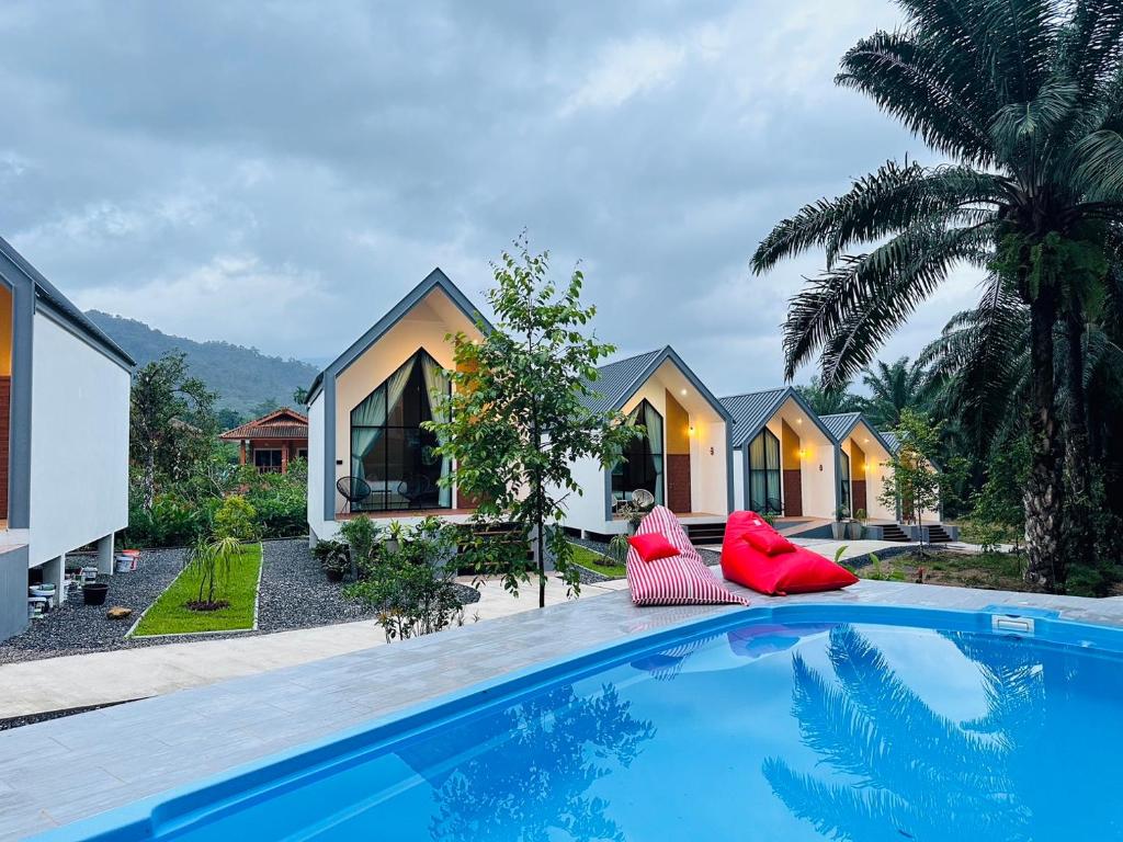 Bazén v ubytování Khaosok Sunset Resort nebo v jeho okolí