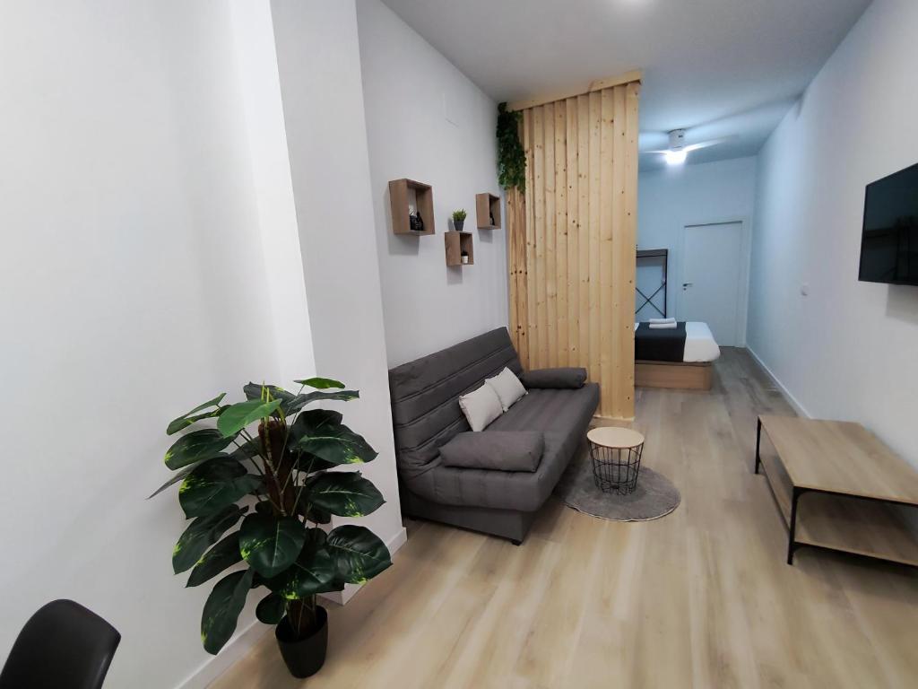 een woonkamer met een bank en een tafel bij Apartamento Río Turia C in Valencia