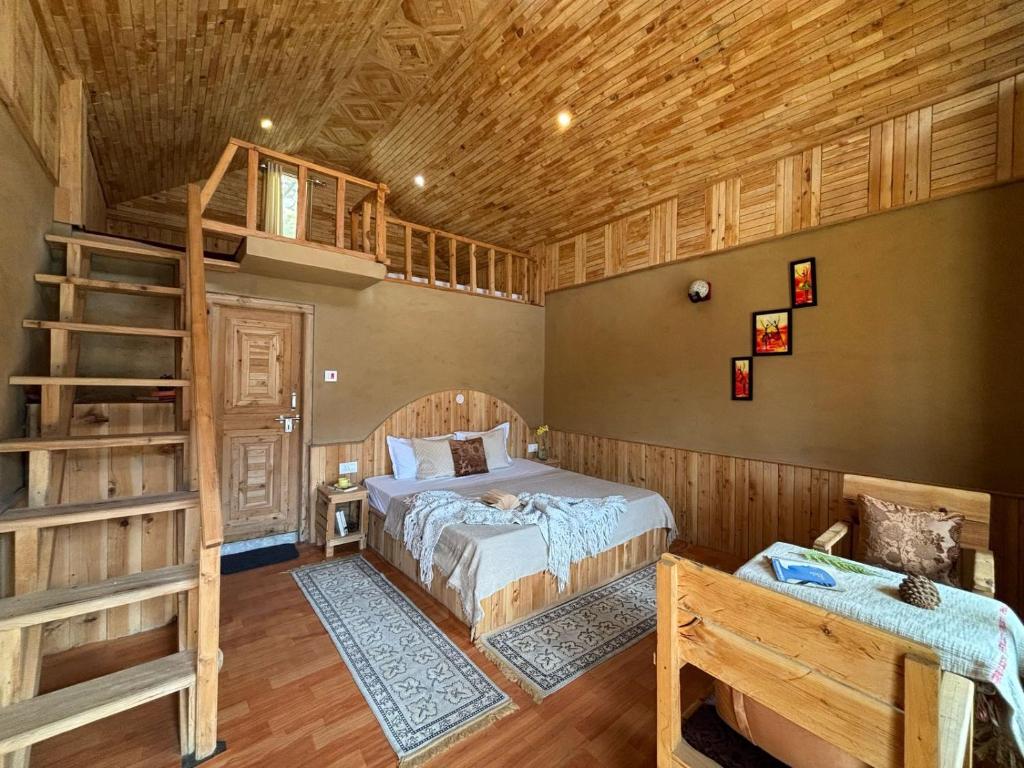 En eller flere senge i et værelse på The holy mountain Home stay