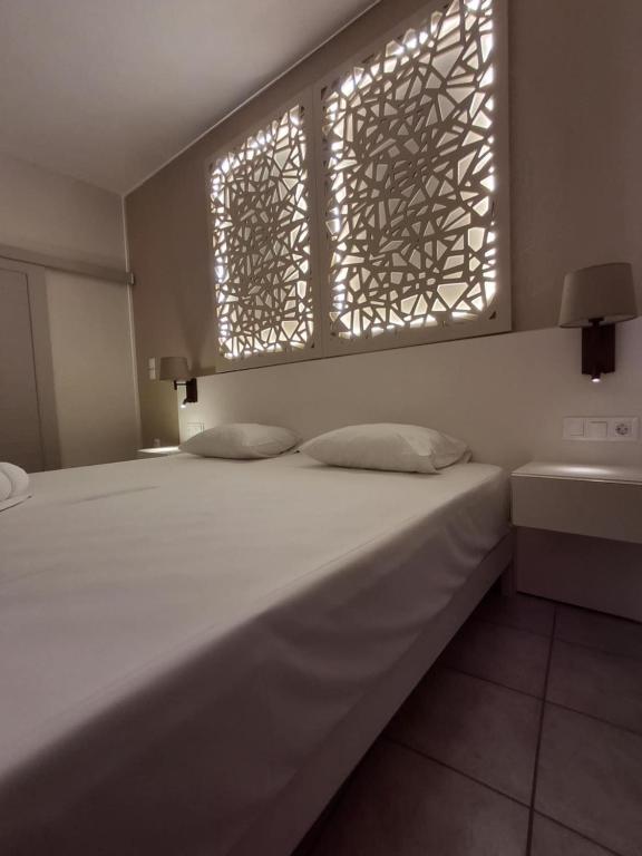Postel nebo postele na pokoji v ubytování Lola's Hotel