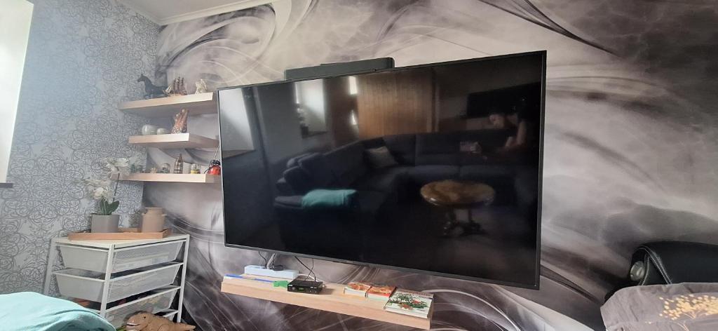 TV a/nebo společenská místnost v ubytování Ferienhaus für max6Gäste 2Kids 4Erwn