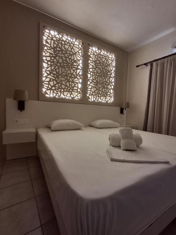 Postel nebo postele na pokoji v ubytování Lola's Hotel