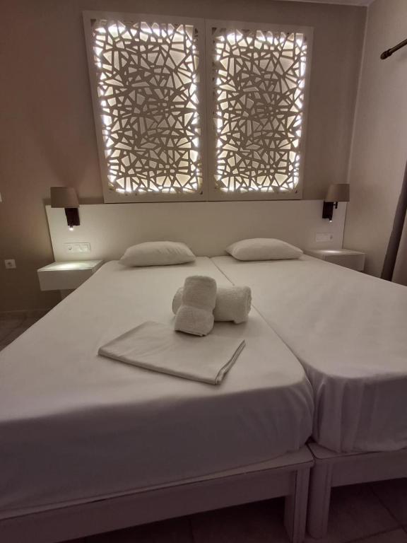 Postel nebo postele na pokoji v ubytování Lola's Hotel
