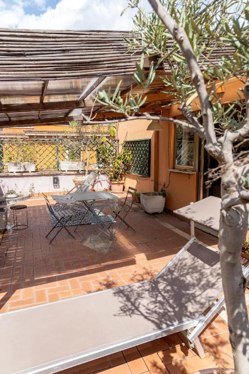 Patio alebo iná vonkajšia časť ubytovania Your trastevere terrace