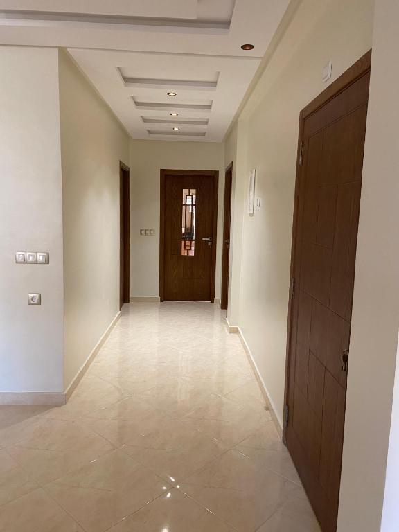 an empty hallway with a door and a tile floor at Appartement spatieux in Tangier
