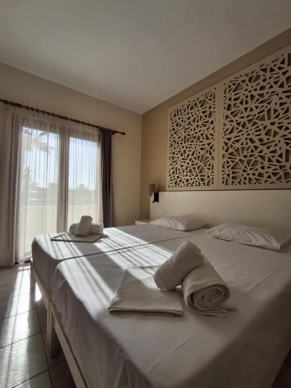 Postel nebo postele na pokoji v ubytování Lola's Hotel