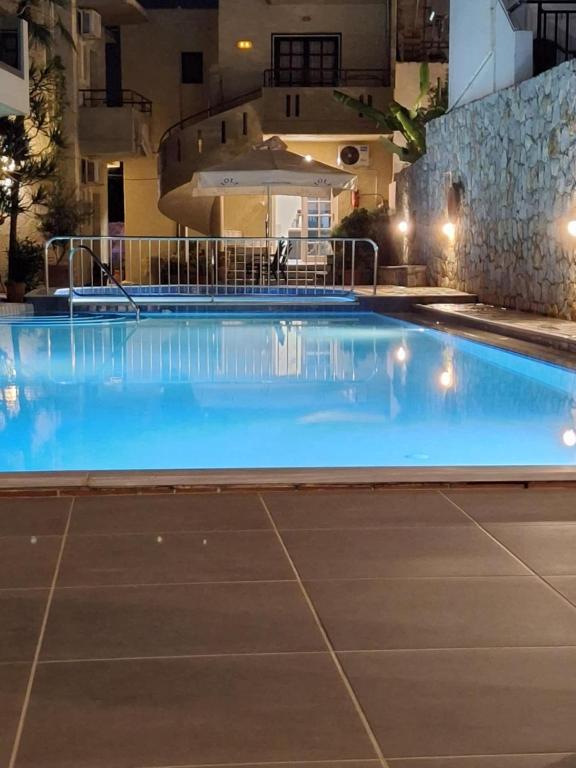 Bazén v ubytování Lola's Hotel nebo v jeho okolí