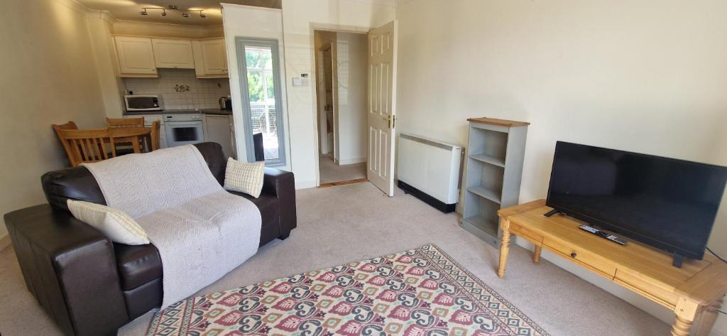 Televiisor ja/või meelelahutuskeskus majutusasutuses Tidy Spacious & Quiet 2BD on Edge of Cork City