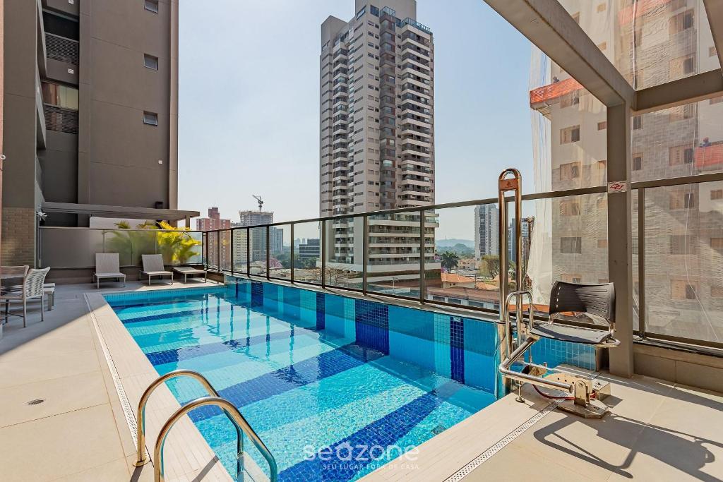 a swimming pool on the balcony of a building at HMO - Estúdios completos em prédio c/ piscina in Sao Paulo