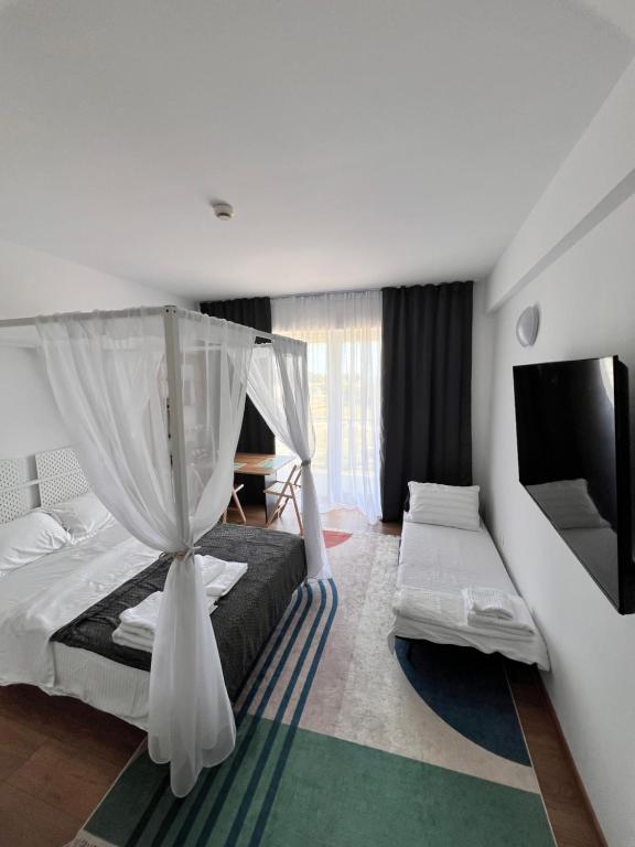 une chambre avec un lit avec moustiquaire dans l'établissement Studio Ivana by Blaxy Residence, à 23 August