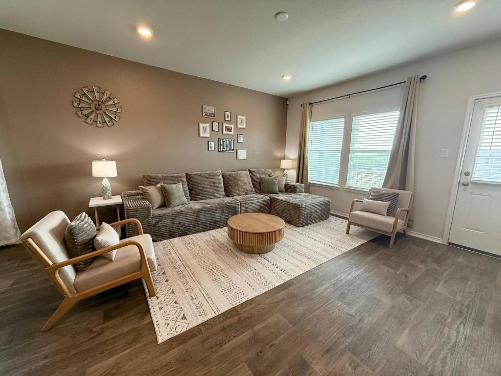 a living room with a couch and a table and chairs at Modern Western 5BR Retreat! BMT SeaWorld Riverwalk Alamo in Von Ormy