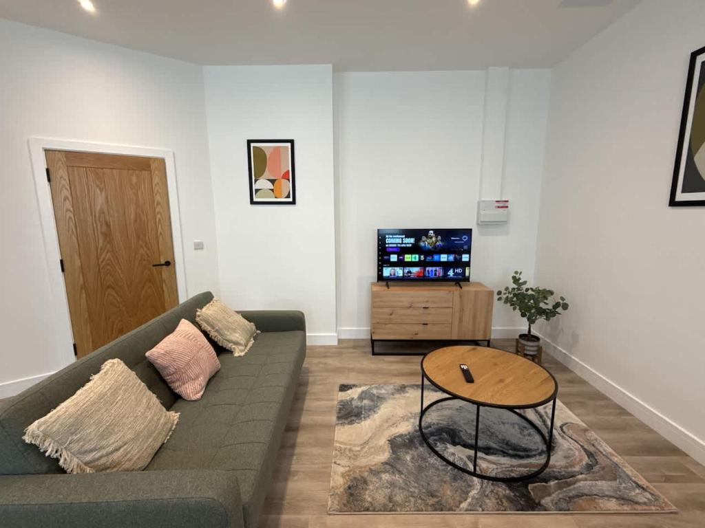 a living room with a couch and a table at Luxury 3 bedroom 2 bathroom All ground floor centrally located - 2 Queen Street - Ashbrook Serviced Apartments in Abingdon