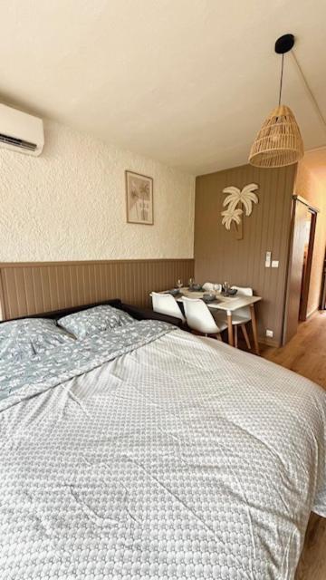 une chambre avec un grand lit et une table dans l'établissement Beach cabin studio, à Argelès-sur-Mer