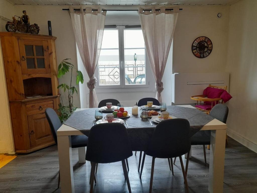 une table à manger avec des chaises, une table et une fenêtre dans l'établissement Le Napolitain, à Thonon-les-Bains
