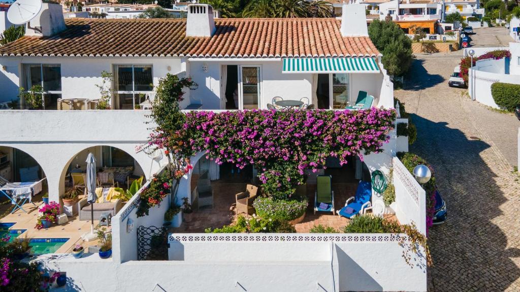 une vue aérienne d'une maison avec des fleurs dans l'établissement CoolHouses Algarve Luz, 3 Bed Townhouse, central & superb view, Casa Salute (100066/AL), à Luz