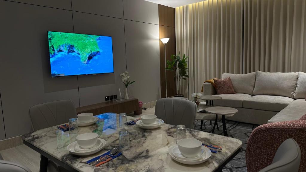 Televisyen dan/atau pusat hiburan di سُكنا الوردة الحمراء