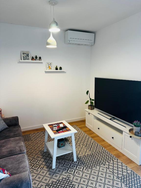 Televízia a/alebo spoločenská miestnosť v ubytovaní Villa Mare's 2