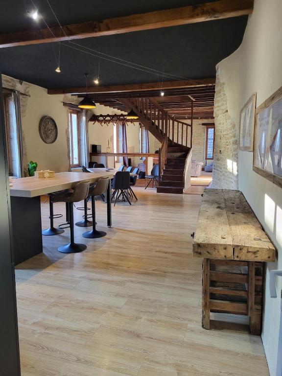 Cette grande chambre comprend une table et un banc. dans l'établissement Le Chardonnay, à Savigny-lès-Beaune