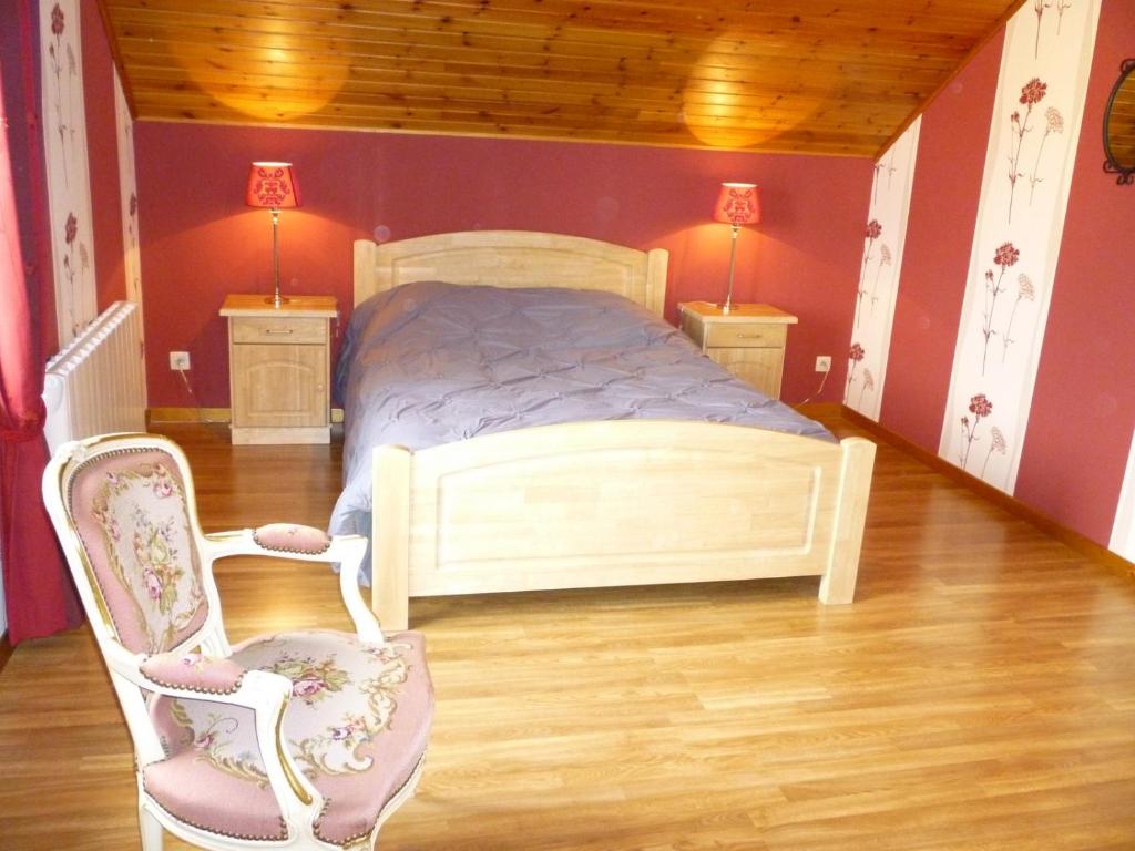 リブラモンにあるLa Parenthèseのベッドルーム1室(ベッド1台、椅子2脚、ランプ2つ付)
