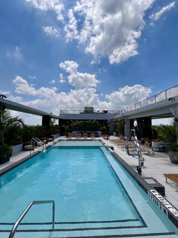 Bazén v ubytování Moxy Miami Wynwood nebo v jeho okolí