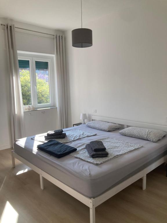 Ένα ή περισσότερα κρεβάτια σε δωμάτιο στο Sunny apartment