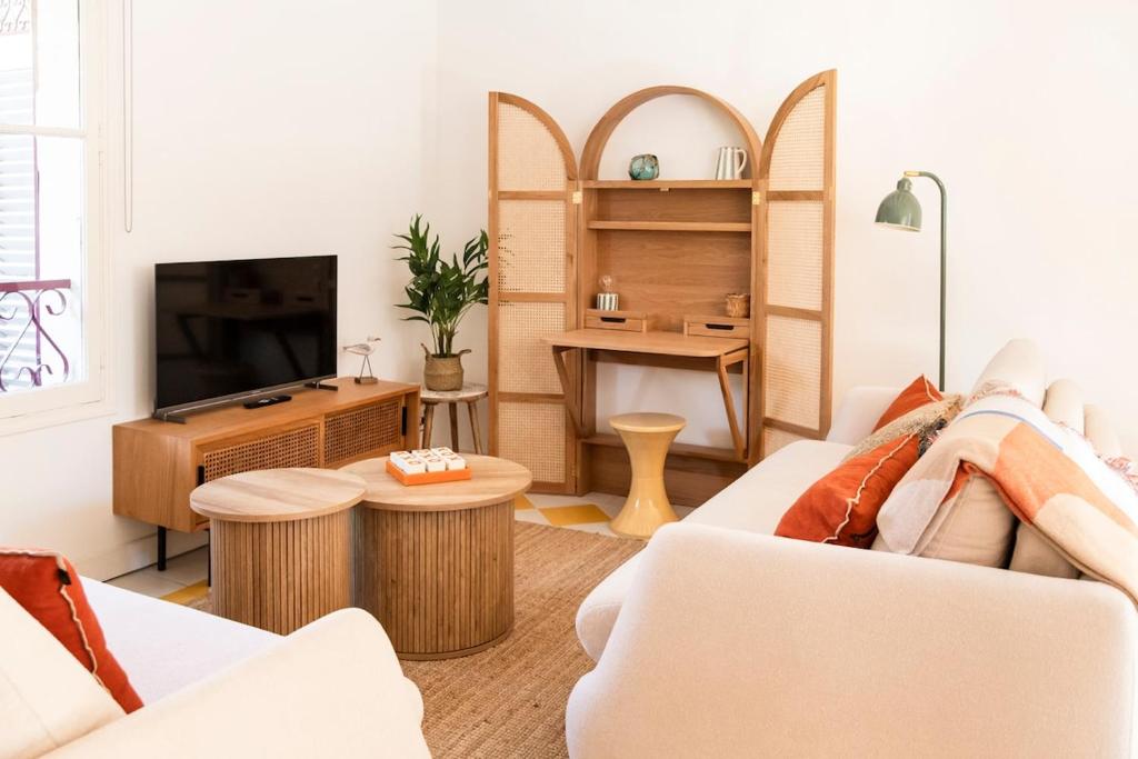 un salon avec un canapé et une télévision dans l'établissement 2 bedroom house in Moulleau Beach on foot, à La Teste-de-Buch