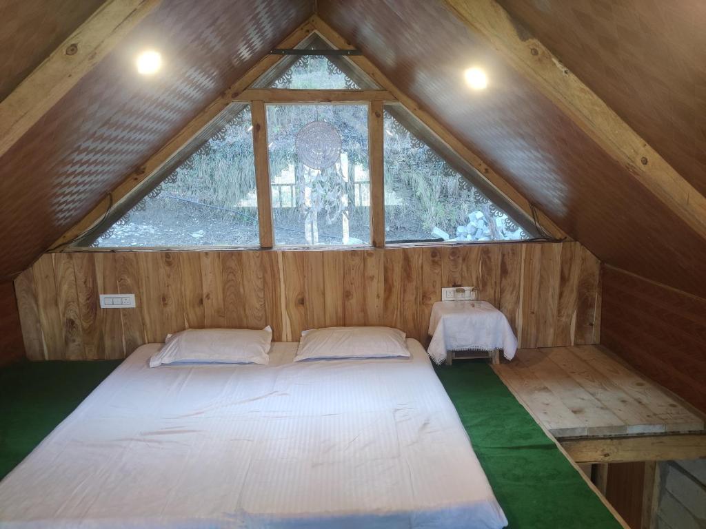 Postel nebo postele na pokoji v ubytování JIBHI Nature Tree House By Travaasya