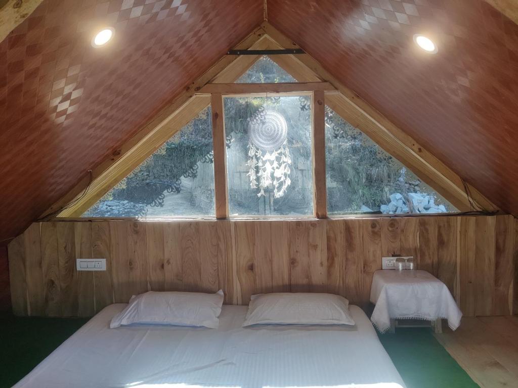 Postel nebo postele na pokoji v ubytování JIBHI Nature Tree House By Travaasya