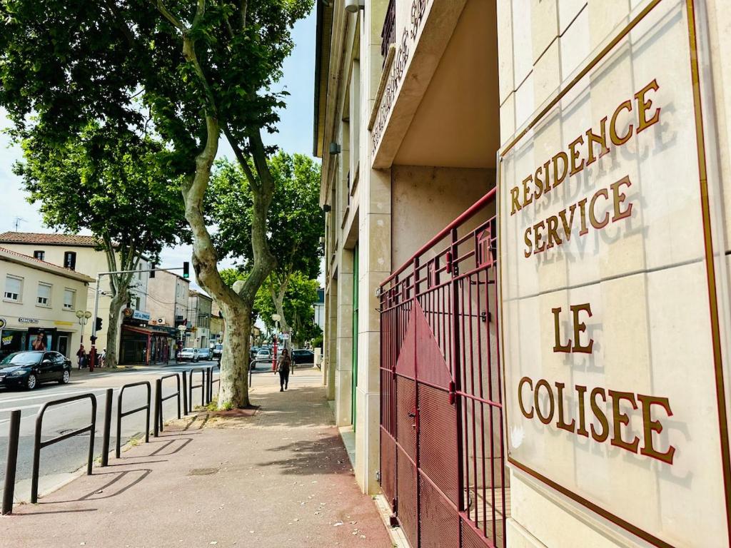 un panneau sur le côté d'un bâtiment dans une rue dans l'établissement T2 à proximité Grands Buffets, à Narbonne