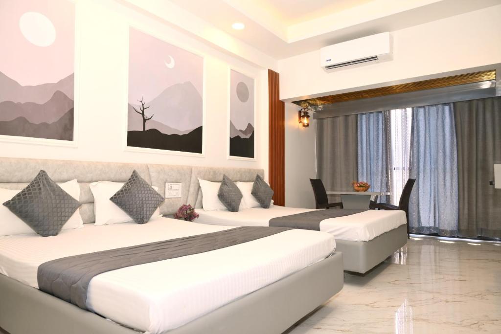 Postel nebo postele na pokoji v ubytování Hotel Saideep Villas, Shirdi