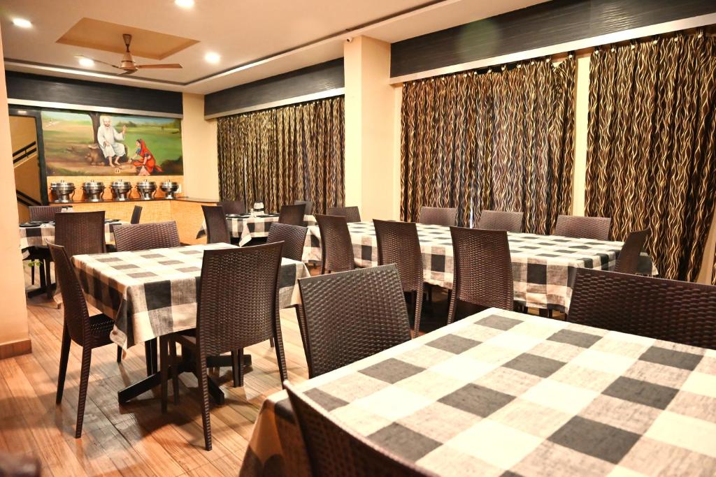 Restaurace v ubytování Hotel Saideep Villas, Shirdi