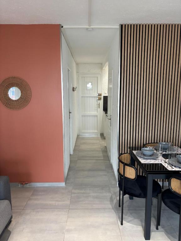 une salle à manger avec une table et un couloir dans l'établissement studio cabine climatisé proche de la plage, à Argelès-sur-Mer