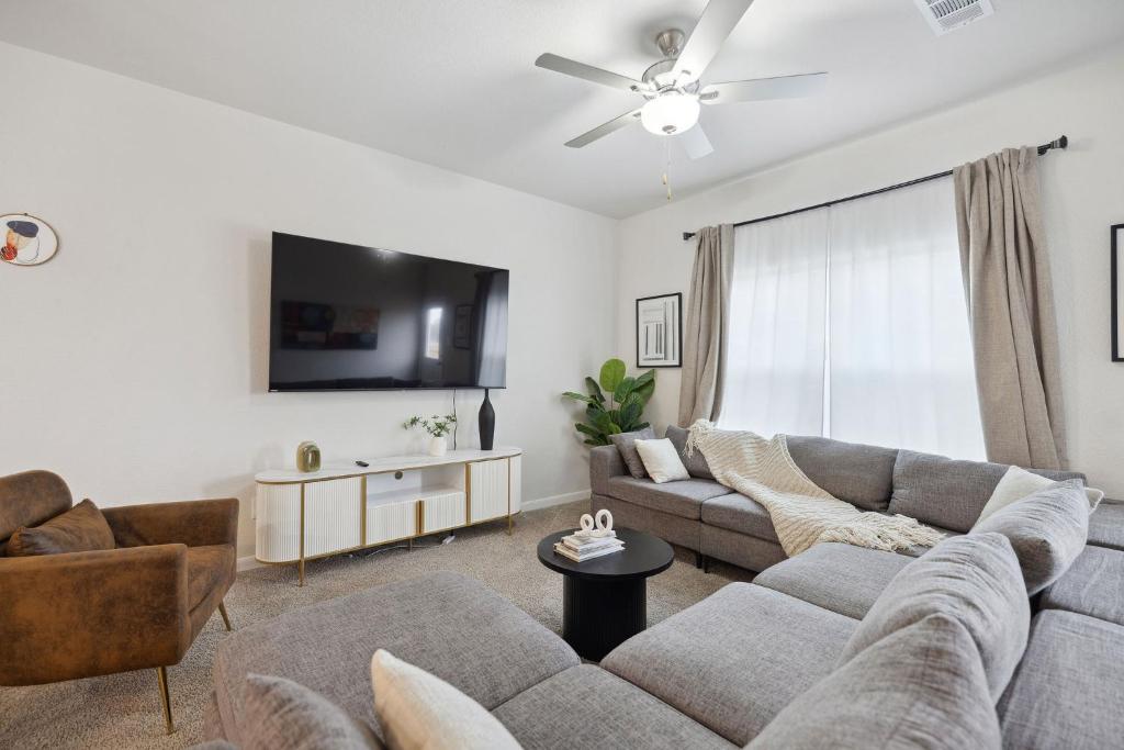 Μια τηλεόραση ή/και κέντρο ψυχαγωγίας στο Luxurious Private Room, Parking, Garden, Close to Downtown Dallas